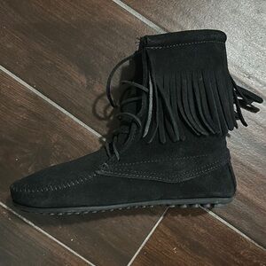 Women’s Size 8 Minnetonka Black Suede Fringe Boots